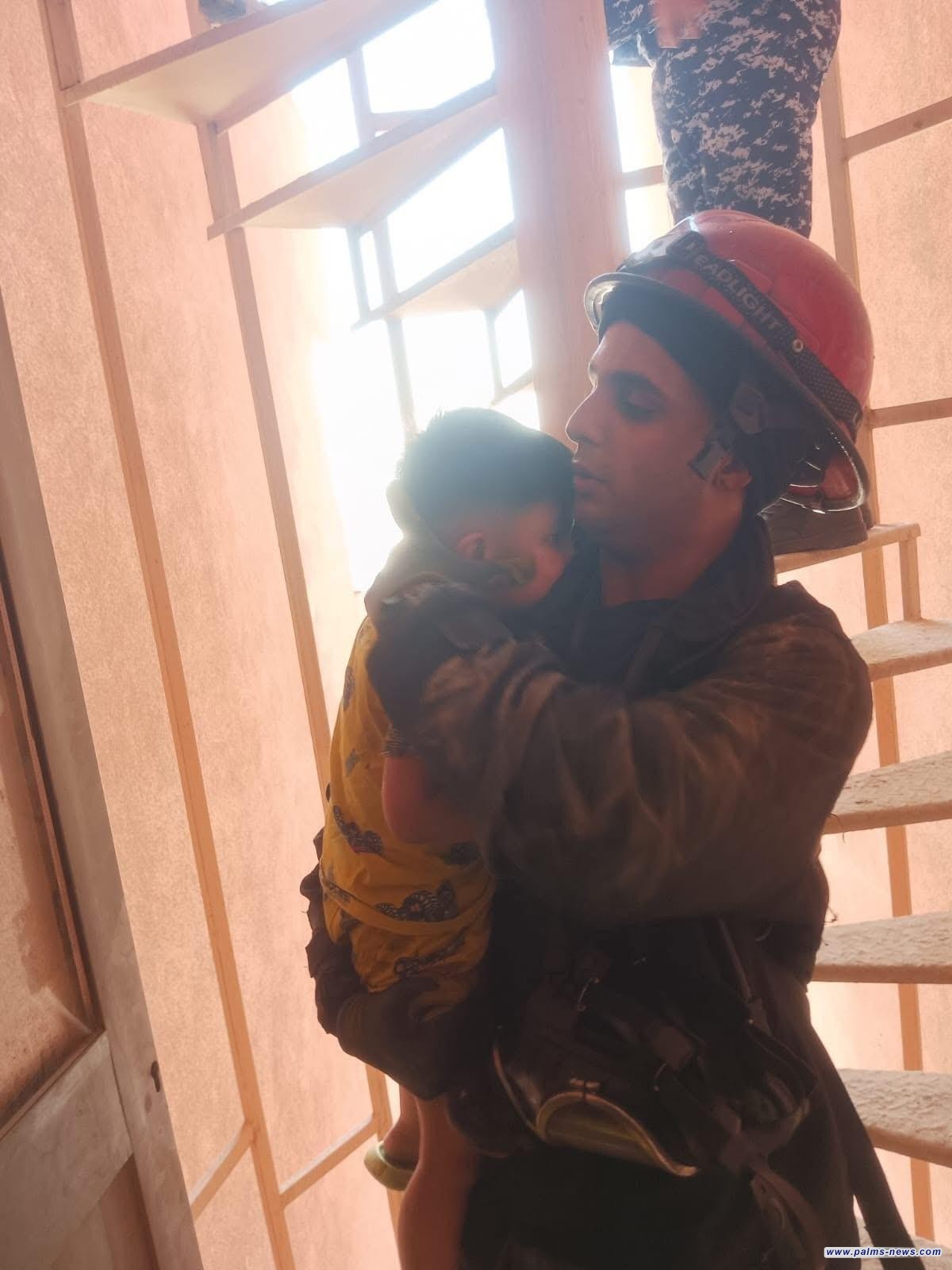 فرق الدفاع المدني تُخمد حريقاً في مجمع الزهور ببغداد